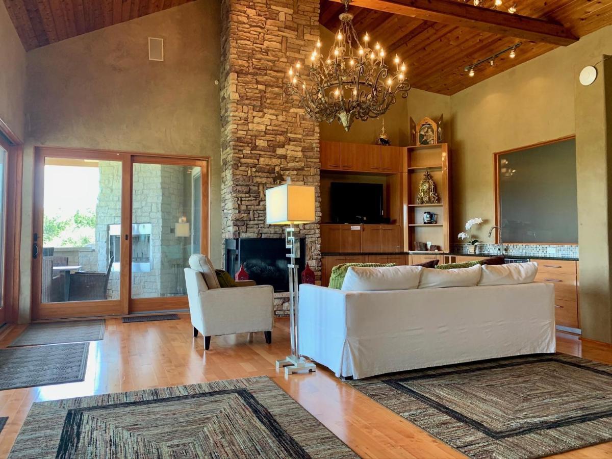 Scenic Hill Country Retreat - Rhino Ranch Villa New Braunfels Eksteriør billede